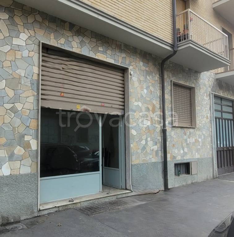 negozio in vendita a Torino in zona Mirafiori Nord