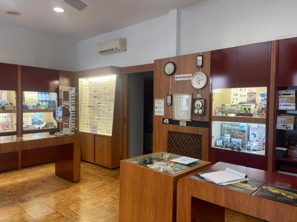 locale commerciale in vendita a Torino in zona Parella