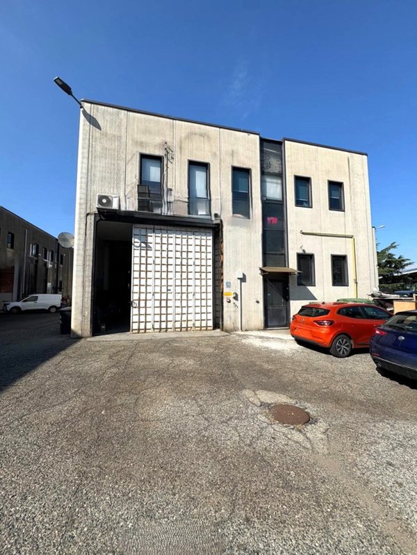 capannone in vendita a Torino in zona Mirafiori Nord