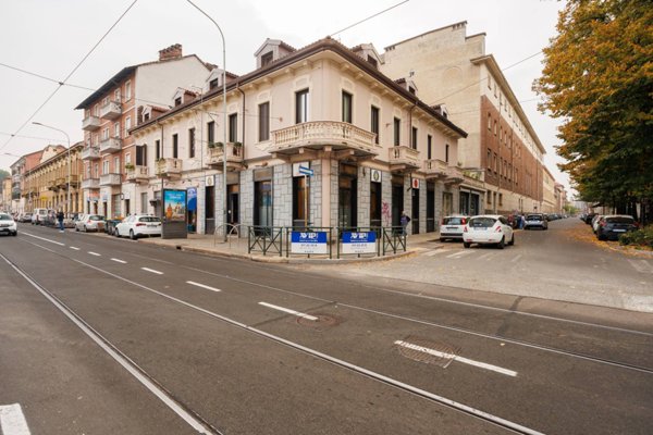 locale commerciale in vendita a Torino in zona Aurora
