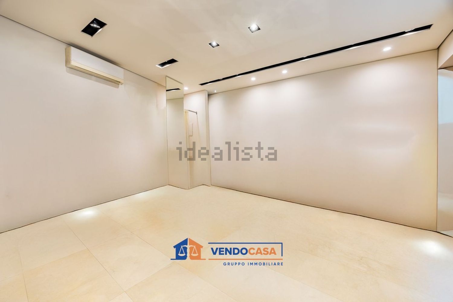 locale commerciale in vendita a Torino in zona Crocetta