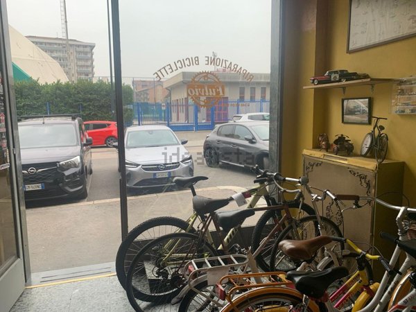 negozio in vendita a Torino in zona Mirafiori Nord