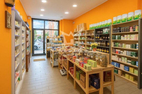 negozio in vendita a Torino in zona Parella