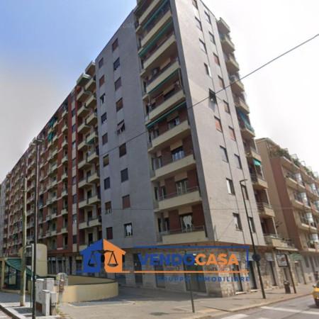 negozio in vendita a Torino in zona Lingotto