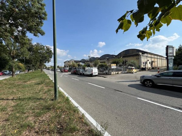locale commerciale in vendita a Torino in zona Mirafiori Sud