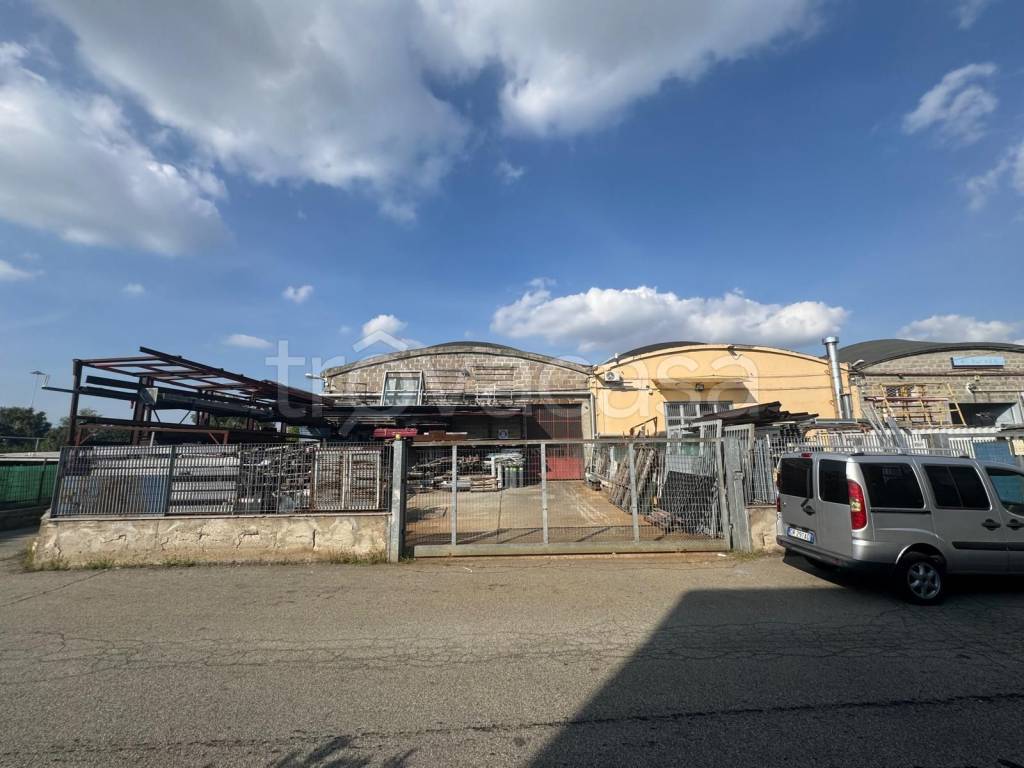 locale commerciale in vendita a Torino in zona Mirafiori Sud