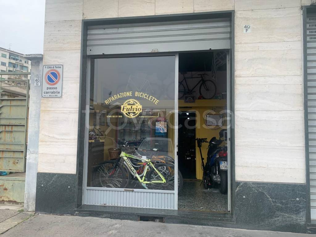 negozio in vendita a Torino in zona Mirafiori Nord
