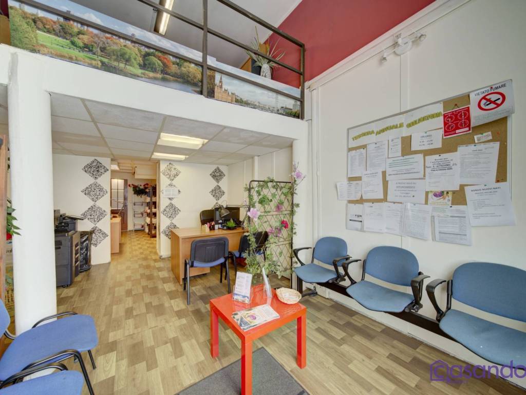 negozio in vendita a Torino in zona Mirafiori Sud