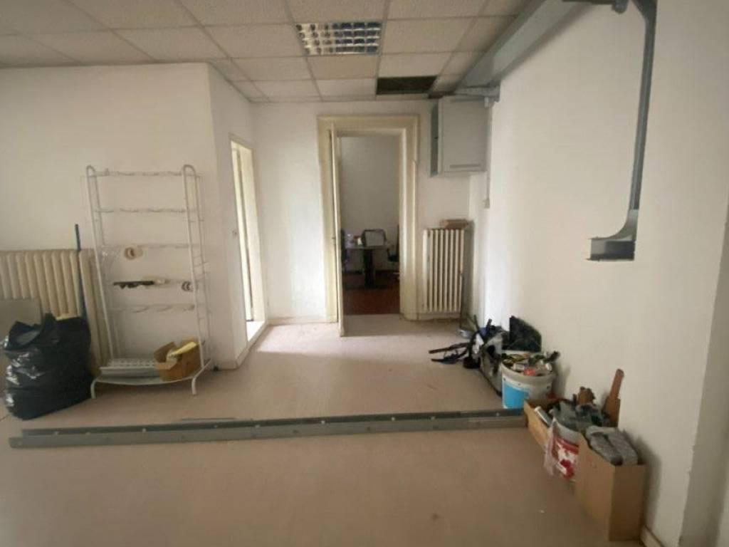 locale commerciale in vendita a Torino in zona Cit Turin