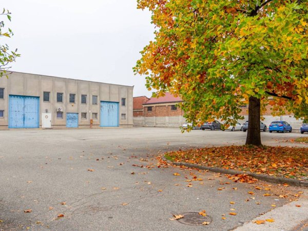 locale commerciale in vendita a Torino in zona Vanchiglia