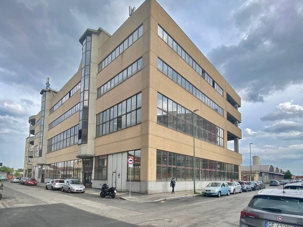 locale commerciale in vendita a Torino in zona Pozzo Strada
