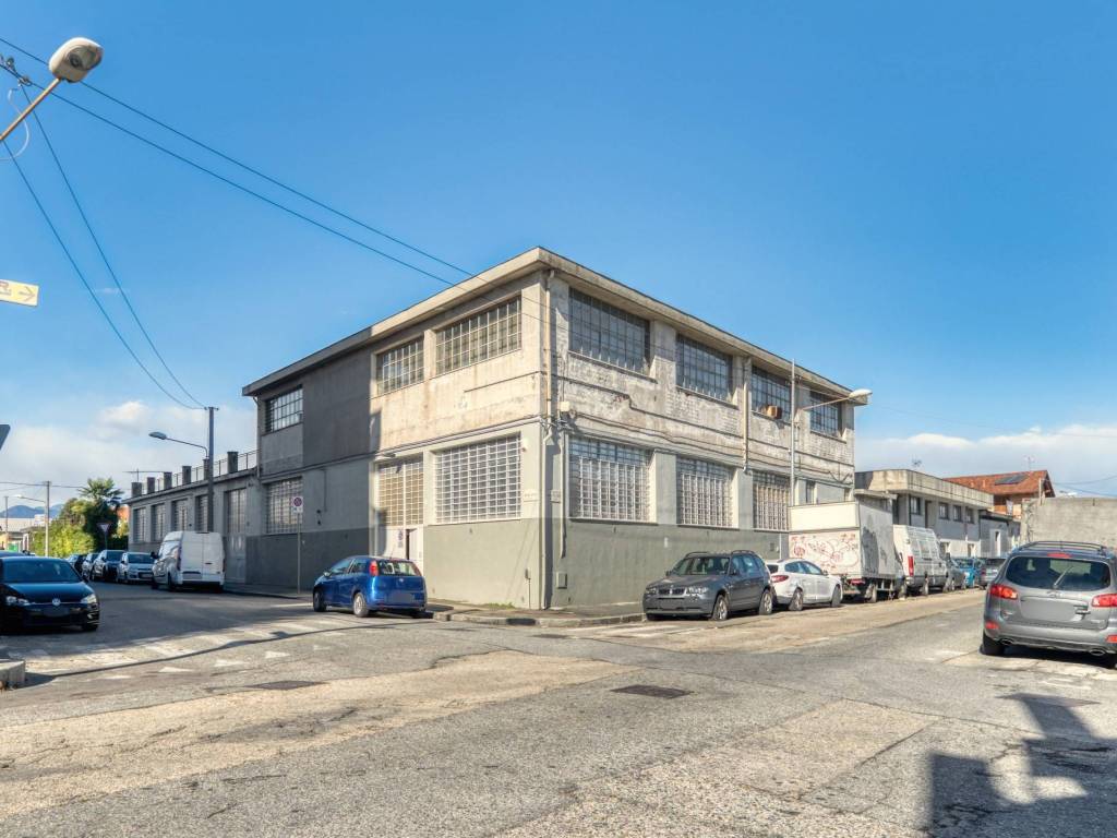 locale commerciale in vendita a Torino in zona Bertolla