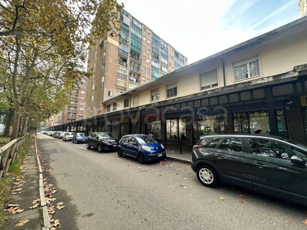 negozio in vendita a Torino in zona Mirafiori Sud