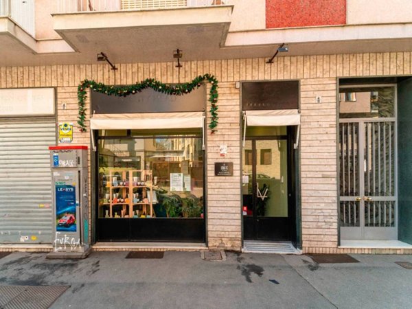 negozio in vendita a Torino in zona Lingotto