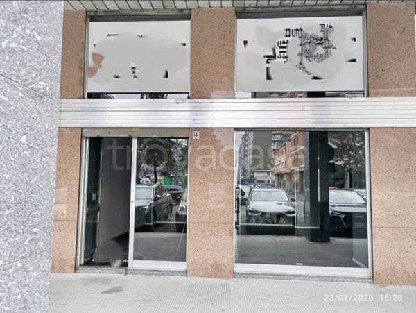 negozio in vendita a Torino in zona Mirafiori Sud