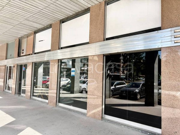 negozio in vendita a Torino in zona Lingotto