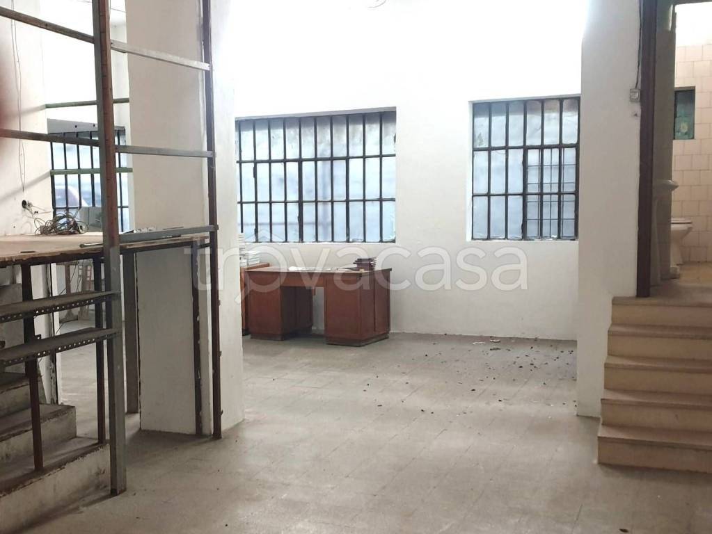 locale commerciale in vendita a Torino in zona Aurora