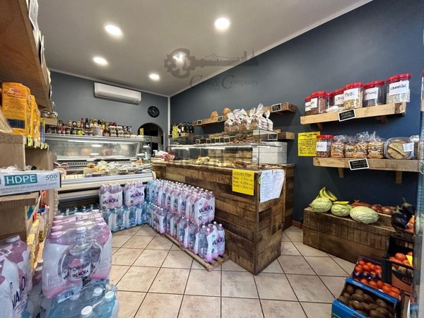 negozio in vendita a Torino in zona Mirafiori Nord