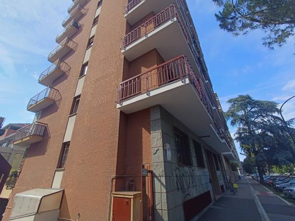 negozio in vendita a Torino in zona Mirafiori Sud