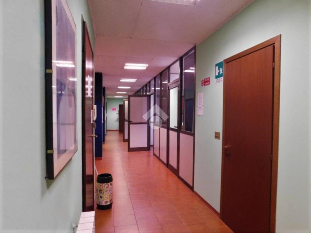 negozio in vendita a Torino in zona Borgata Vittoria