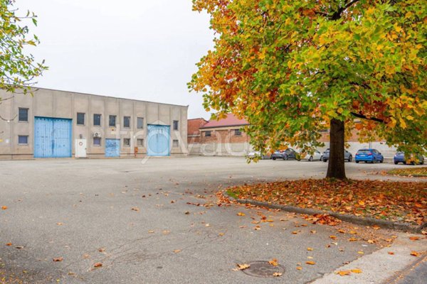 locale commerciale in vendita a Torino in zona Regio Parco