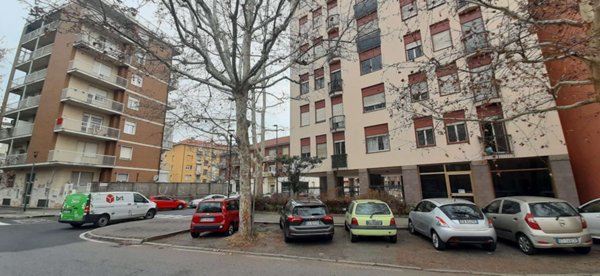 negozio in vendita a Torino in zona Mirafiori Nord