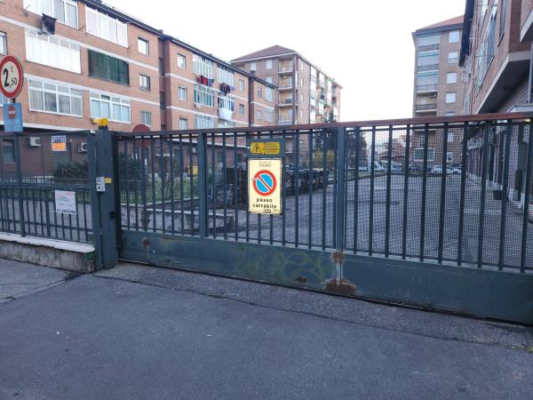 negozio in vendita a Torino in zona Mirafiori Sud