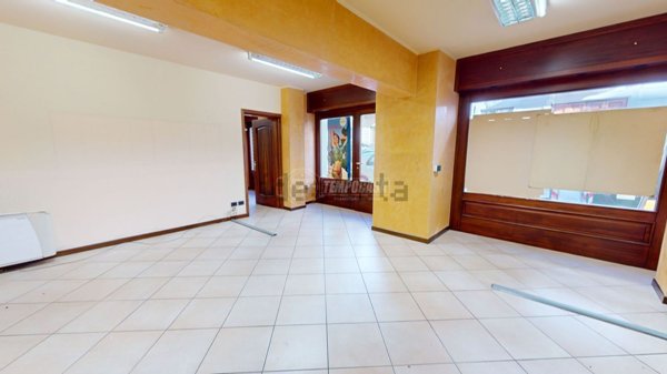 locale commerciale in vendita a Torino in zona Vanchiglia