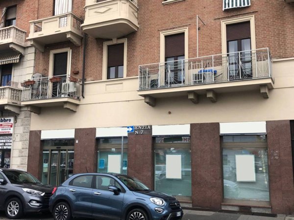 negozio in vendita a Torino in zona Borgata Vittoria