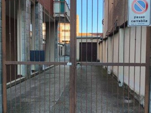 negozio in vendita a Torino in zona Mirafiori Nord