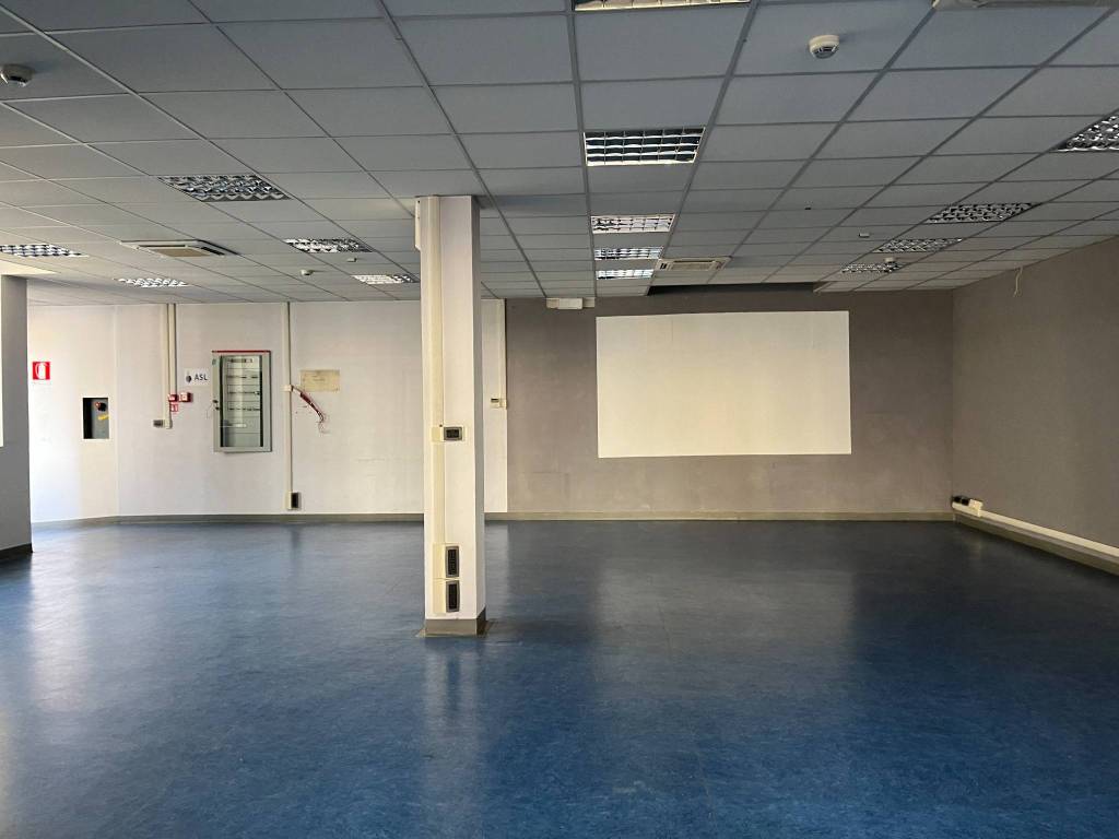 negozio in vendita a Torino in zona Lingotto