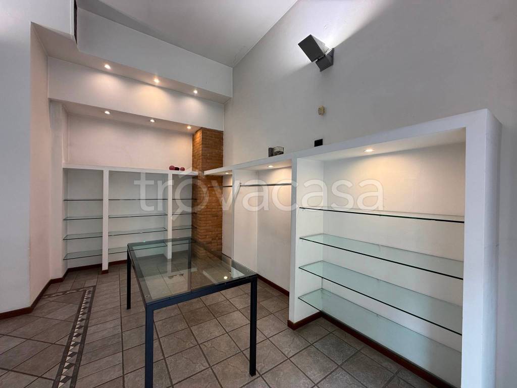 negozio in vendita a Torino in zona Borgata Vittoria