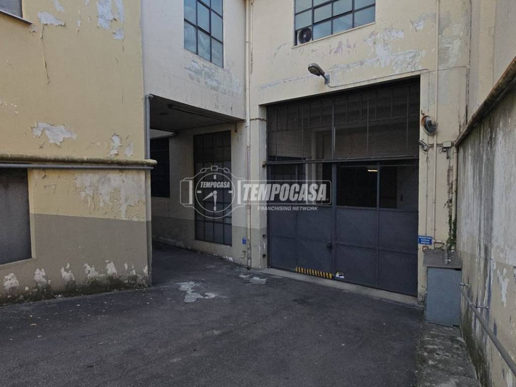 locale commerciale in vendita a Torino in zona Aurora