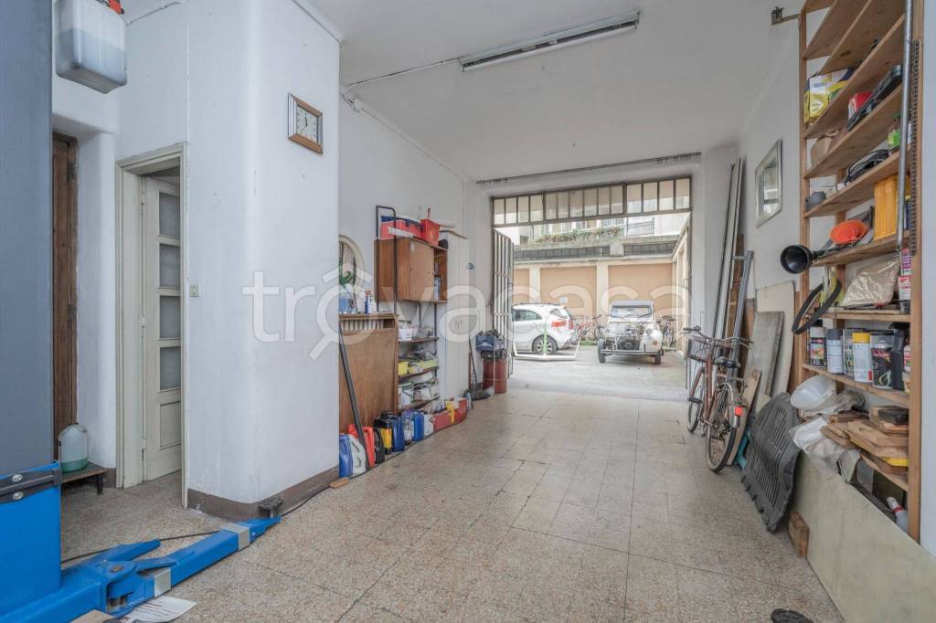 locale commerciale in vendita a Torino in zona Aurora