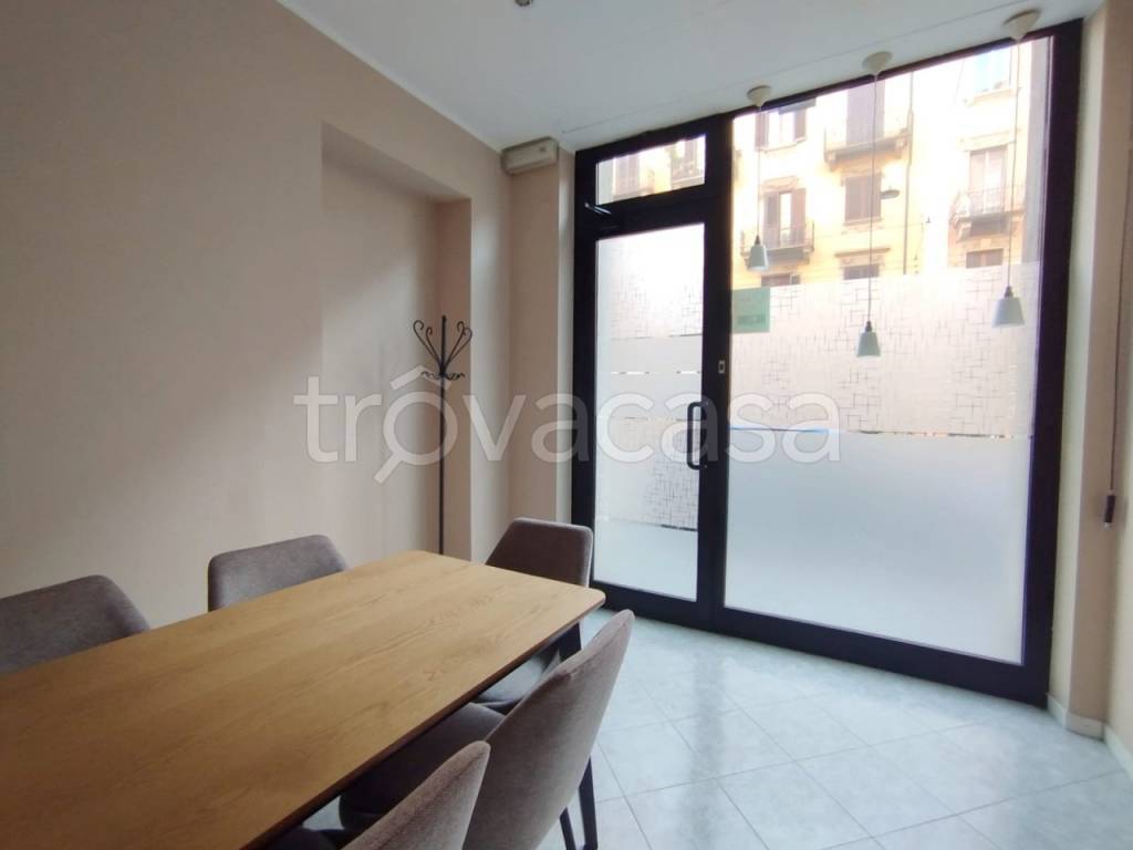 negozio in vendita a Torino in zona Cenisia