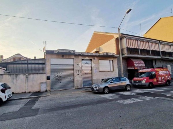 locale commerciale in vendita a Torino in zona Pozzo Strada