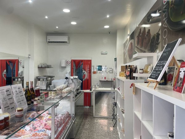 locale commerciale in vendita a Torino in zona Vanchiglia