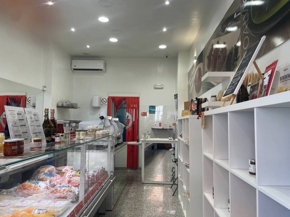 locale commerciale in vendita a Torino in zona Vanchiglia