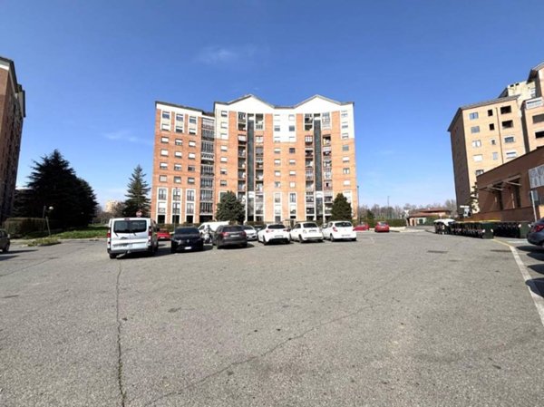 locale commerciale in vendita a Torino in zona Lucento