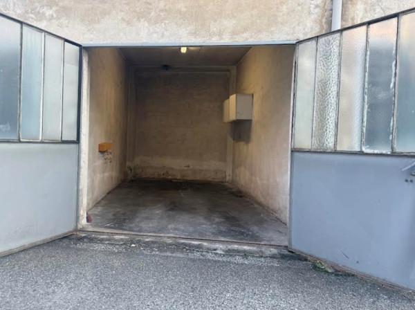 negozio in vendita a Torino in zona Mirafiori Sud