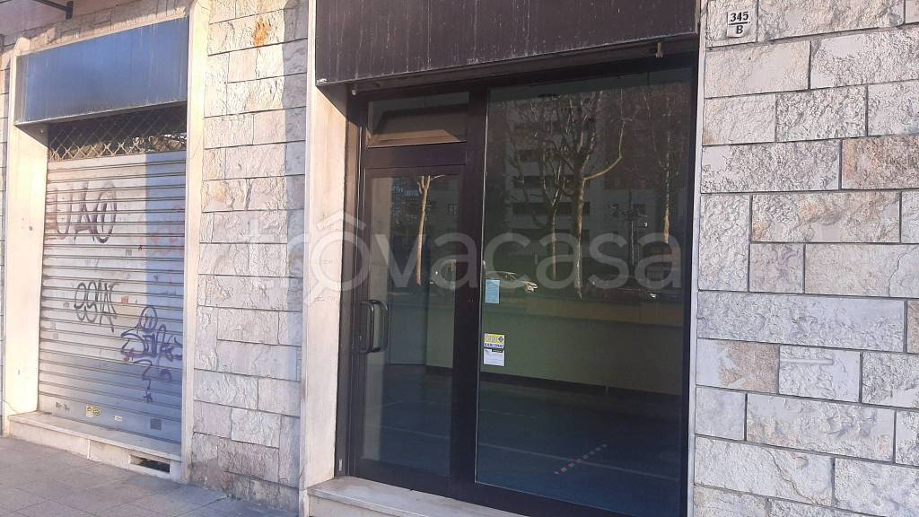 negozio in vendita a Torino in zona Lingotto