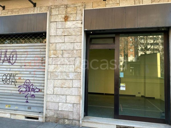 negozio in vendita a Torino in zona Lingotto