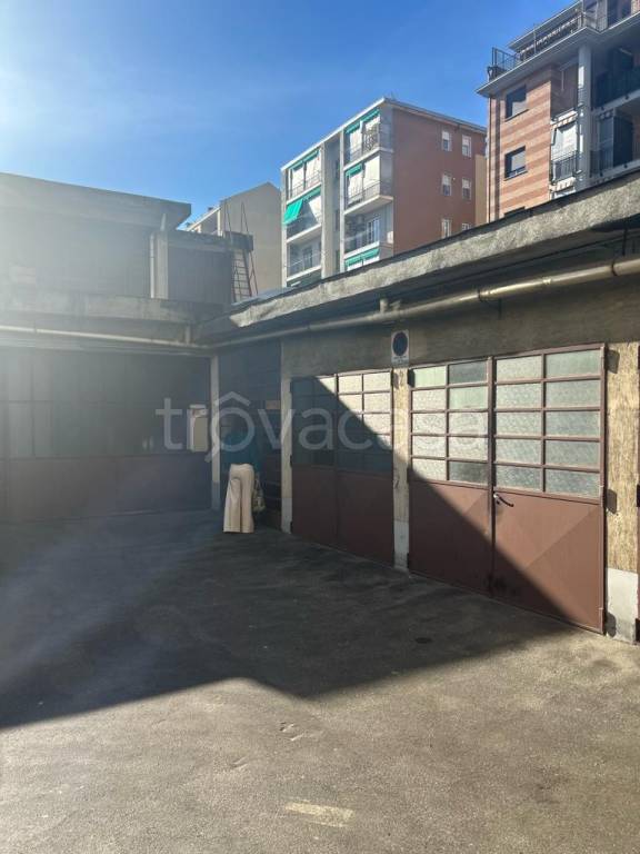 locale commerciale in vendita a Torino in zona Santa Rita