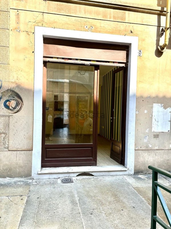 locale commerciale in vendita a Torino in zona Cenisia