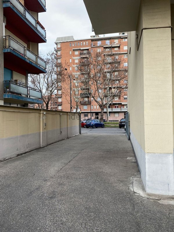 locale di sgombero in vendita a Torino in zona Mirafiori Nord