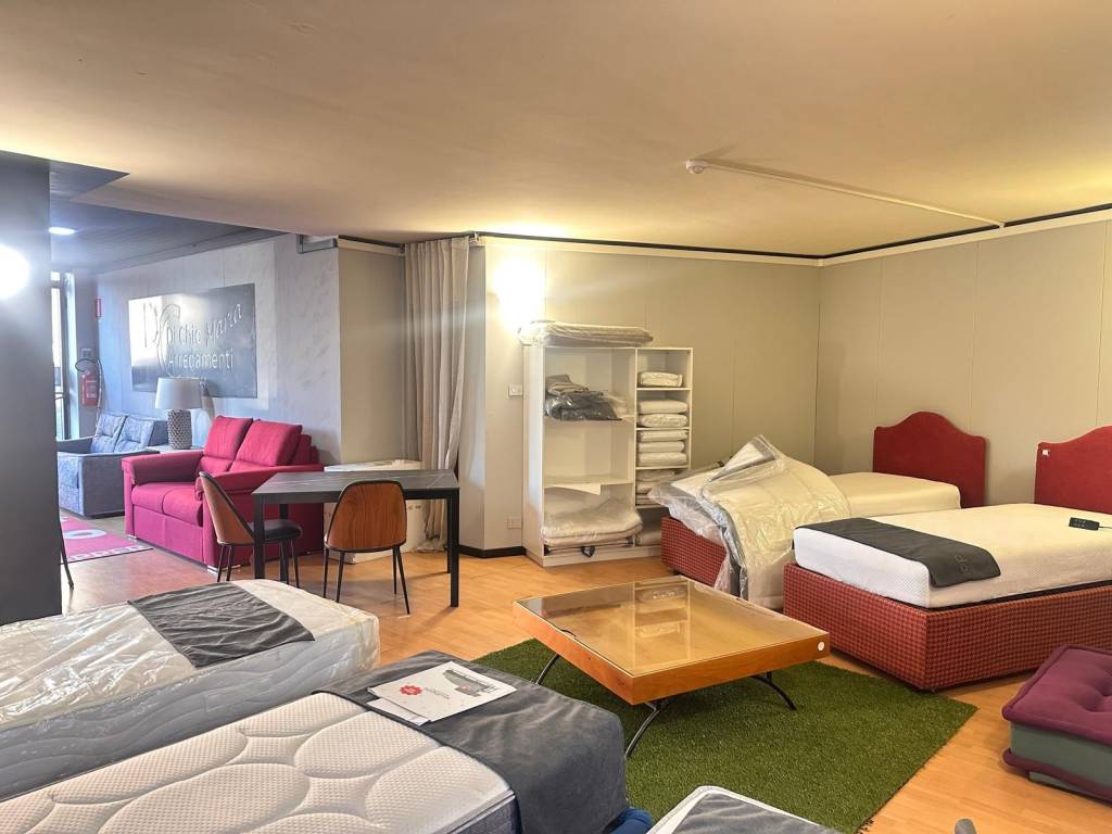 negozio in vendita a Torino in zona Mirafiori Sud