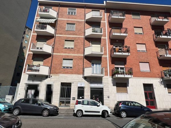 locale commerciale in vendita a Torino in zona Regio Parco