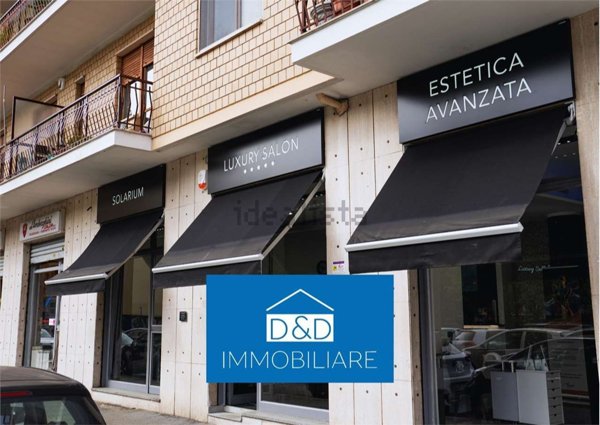 locale commerciale in vendita a Torino in zona Mirafiori Nord