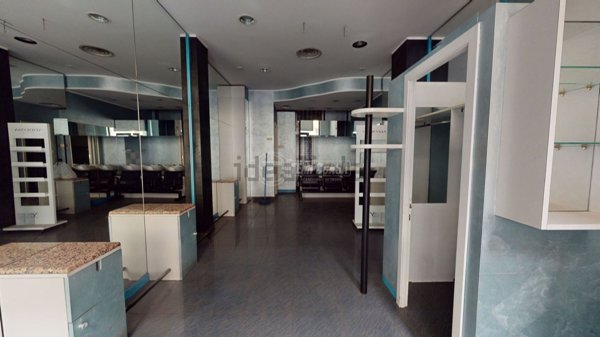 locale commerciale in vendita a Torino in zona Vanchiglia