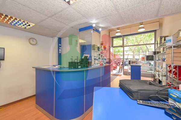 locale commerciale in vendita a Torino in zona Mirafiori Nord